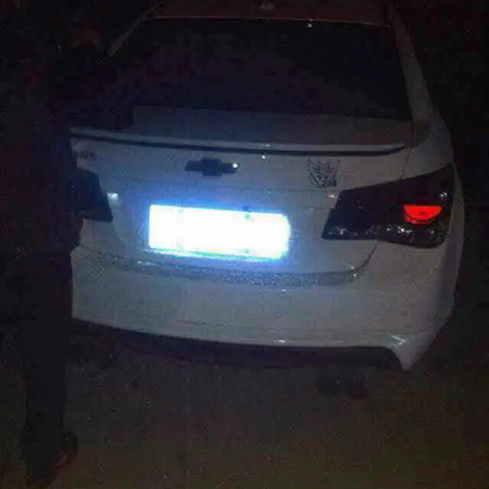 夜間安裝的車輛道閘監(jiān)控攝像頭無法識別車牌，出現(xiàn)反光、白光的情況，應該如何處理