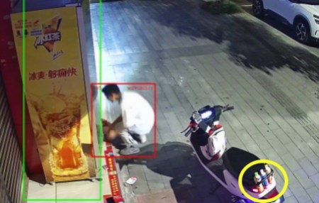 AI視頻監(jiān)控畫面曝光，臨街超市戶外冰柜屢次被盜